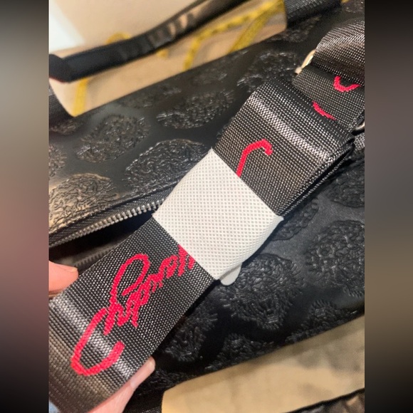 NWT Ed Hardy Black Tiger Embossed Duffel Bag with Guitar Cross Body Straps - Picture 4 of 12